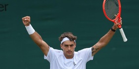 Cobolli rimonta Navone e vola al secondo turno di Wimbledon: ora c'è Duckworth