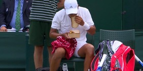 Mai visto a Wimbledon: chiede una fetta di pane durante il match, poi crolla