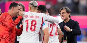 Che bufera in Turchia dopo il Mondiale: la Federazione regala ville ai giocatori, la gente si infuria. E su Montella e Calhanoglu…