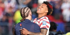 McKennie fa impazzire gli Usa tra capelli colorati, corse, olio per il corpo e burrocacao