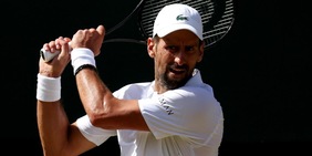 Djokovic batte Auger-Aliassime in cinque set e vola in semifinale a Wimbledon: sfiderà Sinner!