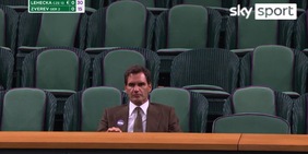 Federer completamente solo nel palco reale di Wimbledon: la verità sulla foto virale