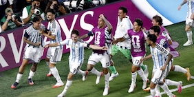 Argentina, corsa e lacrime: Julian Alvarez e Lautaro dopo 120' spediscono Messi in semifinale