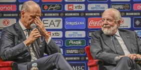 Allegri si commuove per la mamma, poi i botta e risposta con De Laurentiis: che show al San Carlo