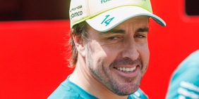 L'Aston Martin è un disastro, Alonso sconsolato scherza: "Il mio obiettivo è guardare la finale dei Mondiali"