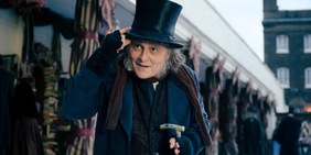 Johnny Depp guida il cast di Scrooge - E gli spiriti del Natale, il nuovo film di Ti West in arrivo a novembre