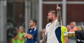 De Rossi come Gasperini sulle date del calciomercato: "Ha ragione, sono stupide e sbagliate...". Poi la battuta su Roma