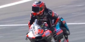 Pazzesco in Moto2, esulta per la vittoria ma manca un giro e finisce malissimo