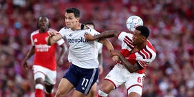 Arsenal-Como 5-4: Fabregas si arrende ai rigori. Sblocca Lewis-Skelly, risponde Baturina