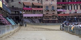 Rinviato per maltempo il Palio di Siena: pioggia e fulmini sulla Toscana