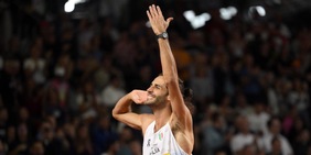 Incredibile Tamberi: salto da record e vince l'Ultimate Championship. Poi corre dalla moglie e... beve una birra!