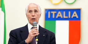 Malagò: "Da anni una certa politica vuole prendersi il calcio"