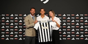 Leonardo Marchisio alla Juventus: la firma con papà Claudio è emozionante