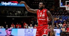 Serie A, Burnell lancia Milano: l'Olimpia supera Trieste nel finale. Bologna, Tortona e Udine ok