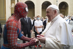 C'è anche Spiderman da Papa Francesco: la "strana" udienza in Vaticano