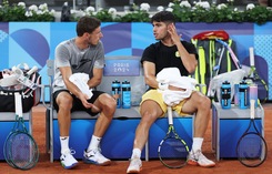 Olimpiadi, Alcaraz già si allena a Parigi: quante risate con Carreno-Busta