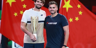 L'accoglienza per Vacherot in aeroporto: lui "lancia" la coppa di Shanghai ed esplode la festa dei tifosi