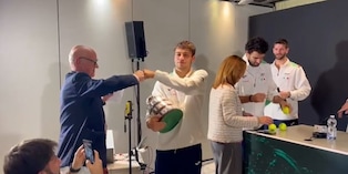 Cobolli se ne va tra risate e applausi: "Djokovic deve invidiarti lo smash..."