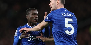 Gueye, ma cosa fai? Folle schiaffo al compagno di squadra Keane durante United-Everton ed espulsione!