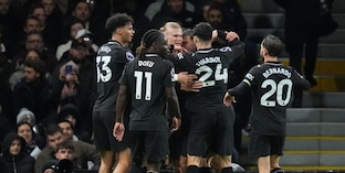 Fulham-Manchester City finisce 4-5 al Craven Cottage. Pari tra Newcastle e Tottenham