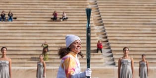 Jasmine Paolini si emoziona con la fiaccola olimpica ad Atene: la reazione