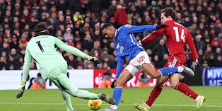 Chiesa, che salvataggio mostruoso davanti alla porta di Alisson: il Liverpool si salva al 94'