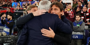 Conte e Mourinho, il bellissimo abbraccio prima di Benfica-Napoli in Champions