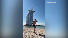 Ibra, la rovesciata in spiaggia è uno spettacolo