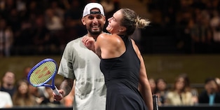 Sabalenka lotta ma si arrende a Kyrgios: l'australiano vince la "Battaglia dei sessi"