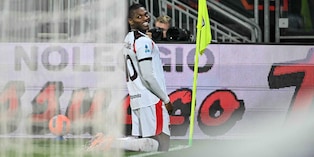 Il Milan vince a Cagliari con un lampo di Leao ed è primo