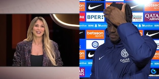 Diletta Leotta preoccupata per la mano in testa di Bisseck: il siparietto in tv dopo la vittoria dell'Inter