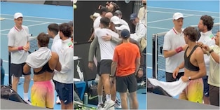 Sinner, allenamento e sorrisi con Cobolli, poi abbraccia Alcaraz: che show a Melbourne! FOTO