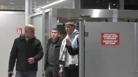 Lazio, sciarpa al collo e grande entusiasmo: Daniel Maldini sbarca a Fiumicino