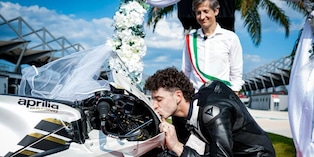 Bezzecchi e Aprilia "promessi sposi": le foto del matrimonio tra Marco e la RS-GP