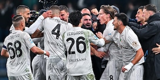 Napoli, vittoria folle a Marassi in dieci: con il Genoa decide Hojlund su rigore al 95'