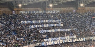 Lo striscione dei tifosi del Napoli per Conte e la squadra prima della Roma: il messaggio è chiaro