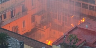 Incendio al teatro Sannazzaro di Napoli: persone intossicate e danni ai palazzi
