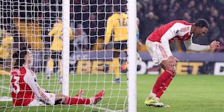 Arsenal rimontato a Wolverhampton: autogol di Calafiori al 94' e pari beffa per la capolista