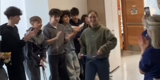 Flora Tabanelli torna al liceo, che festa per la medaglia alle Olimpiadi