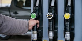 Prezzo benzina fuori controllo: come reagisce il governo?