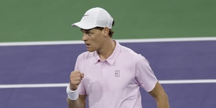 Sinner stravince nel debutto a Indian Wells, la frase che fa impazzire gli americani e Bill Gates