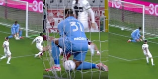 La papera clamorosa di Suzuki: palla sotto le gambe! La fotosequenza del gol di Simeone in Torino-Parma