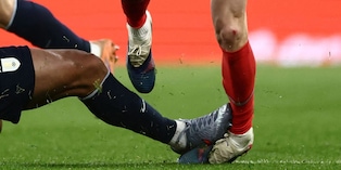 Bufera su Araujo, il fallo su Foden infiamma l'Inghilterra: "Indecente e fuori controllo. Il Var a cosa serve?"