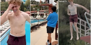 FOTO Sinner e il tuffo della vittoria con Vagnozzi da brividi: "Ma quanto è alto?". E Alcaraz lo guarda dalla piscina...