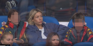 Sarah Felberbaum e i figli in tribuna per tifare De Rossi in Genoa-Como