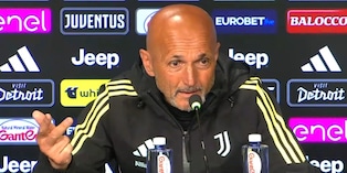 Vlahovic e il suo futuro alla Juve, Spalletti lo difende: "È uno di quelli col ghigno..."