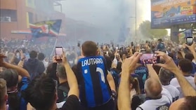 Inter, delirio nerazzurro per l'arrivo del pullman a San Siro