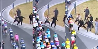 Clamoroso al Giro d'Italia a Napoli, gli spettatori infastidiscono i ciclisti per farli cadere!