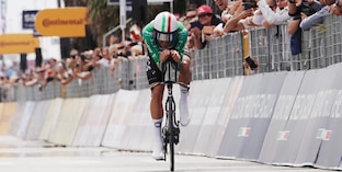 Ganna show al Giro d'Italia: imprendibile nella cronometro di Massa