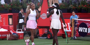 Serena Williams torna in campo con una vittoria al Queen's: successo in doppio con Mboko